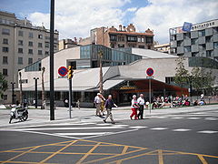 Biblioteca Jaume Fuster (2005) en la parte alta de la plaza