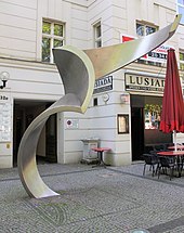 Versus (1993), Kurfürsten­damm 132a, in Berlin-Wilmersdorf