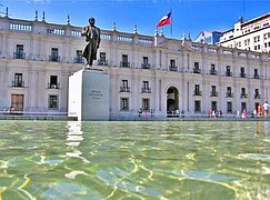 Památník Artura Alessandriho, od Itala Arolda Belliniho, před jižní fasádou La Moneda.