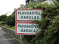 Panneau routier bilingue à l'entrée du bourg de Plougastel.