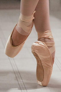 Pointe shoe Ballet shoe with stiffened toe for dancing en pointe