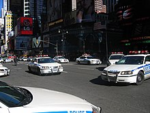 Véhicules de police blanches sur une route.