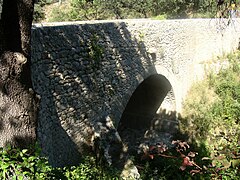 L’arche et le contrefort de la rive droite, côté aval.