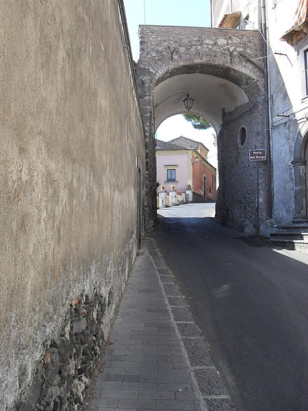 File:Porta del Borgo.JPG