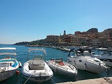 Porto Santo Stefano, centro storico visto dalla Pilarella.