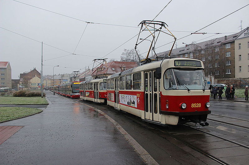 File:Praha, Zenklova ulice, tramvaje (2).jpg