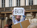 Němá demonstrace proti Andreji Babišovi; Praha - Staroměstské náměstí; organizátor (Mikuláš Minář) během "němého" proslovu