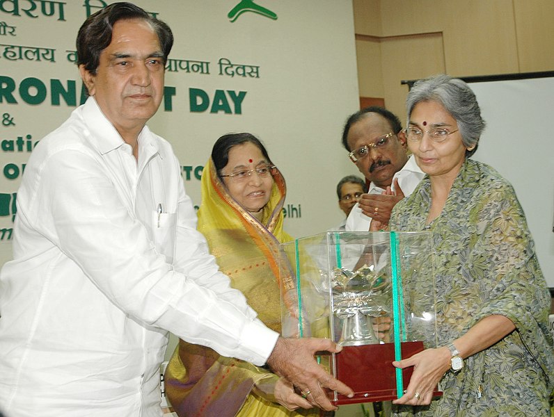 File:Pratibha Devisingh Patil presenting the “Indira Gandhi Paryavaran Puraskar-2005” to Dr. Amrita Patel, Anand, Gujarat, at the ‘World Environment Day 2008’ and 30th Year of the Foundation of National Museum of Natural History.jpg