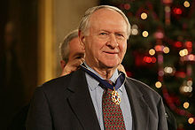 President Bush reikt William Safire de 2006 President Medal of Freedom uit.jpg