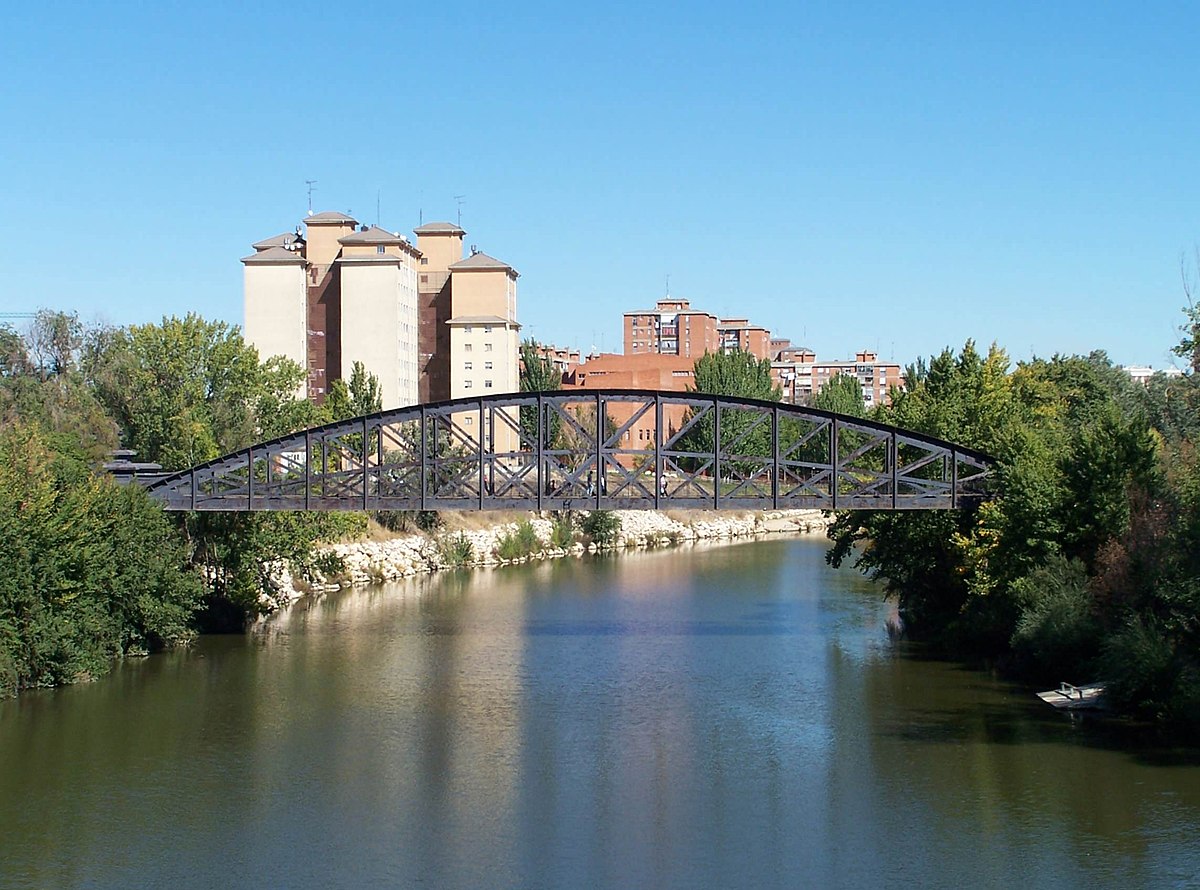 File:Puente colgante arco compresión valladolid rio - Wikimedia Commons