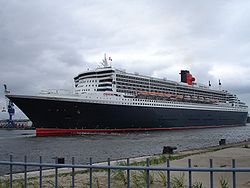 Queen Mary 2 edestä päin kuvattuna Hampurissa.