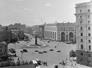 English: Dzerzhinsky Square Русский: Площадь Дзержинского