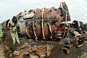 English: A welder in protective suit cutting the body of a nuclear-powered submarine Русский: Сварщик в защитном костюме разрезает детали корпуса атомной подводной лодки