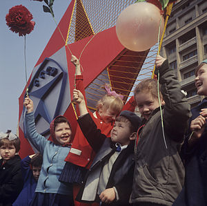 English: Children on May Day demonstration Русский: Дети на первомайской демонстрации