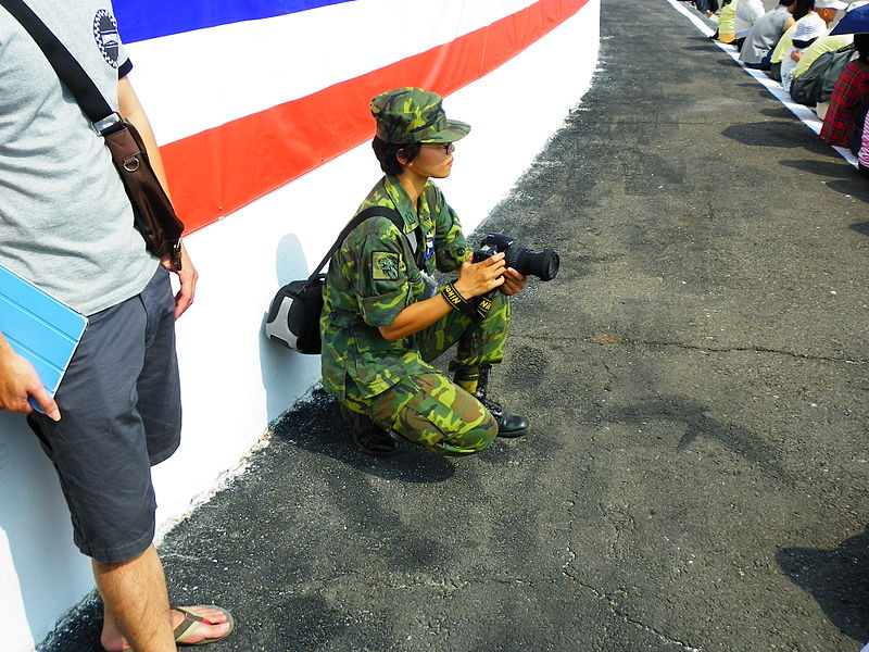 File:ROCA Female Photographer Kneeling for Take a Shot 20121006.jpg