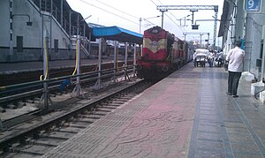 Rajkot Express (17017) Hyderabad.jpg-dagi Secunderabad temir yo'l stantsiyasiga etib boradi