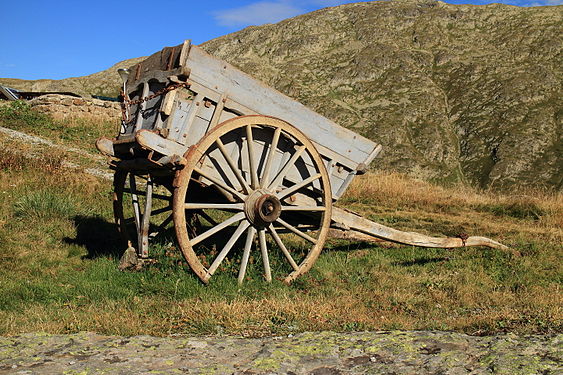 Refuge des Mouterres, Plateau d'emparis, (2260 m.) Old farm wagon with gite.