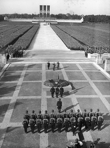 File:Reichsparteitag NSDAP Nürnberg 1934-09 Hitler Himmler Lutze Luitpold Arena Blutfahne SS The New York Times G.m.b.H. Bild-Dienst Nazi Party Rally Narodowe Archiwum Cyfrowe 3 1 0 17 12272 33882 Public domain.jpg
