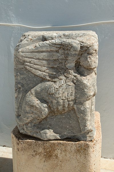 File:Relief of a Sphinx, stone, AM Amorgos, Lapidarium, 180403.jpg