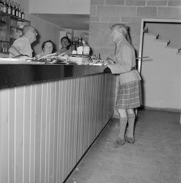 File:Repetitie toneelgezelschap Habima Een man in schotse kledij aan de bar in de ka, Bestanddeelnr 255-4534.jpg