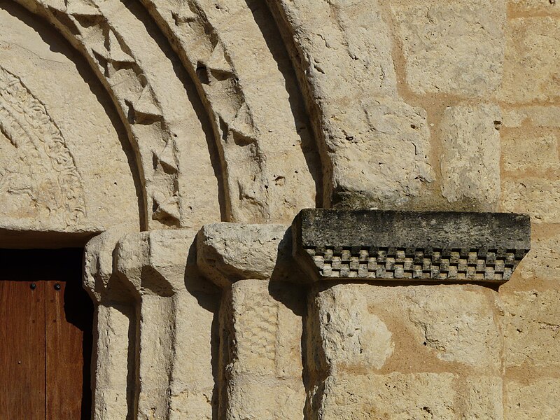 File:Ribérac église Faye portail chapiteaux.JPG