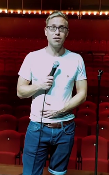 Russell Howard 2017 (cropped).png