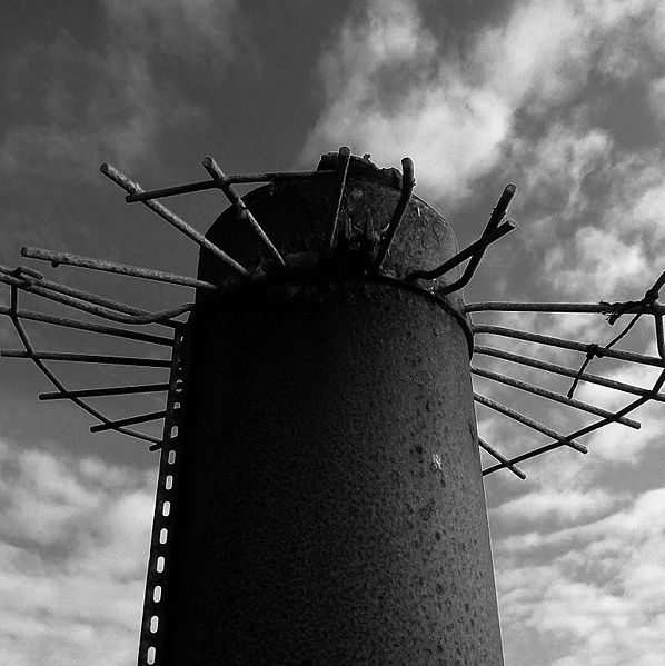 File:Rusty West Pier supporting pile (6259030702).jpg