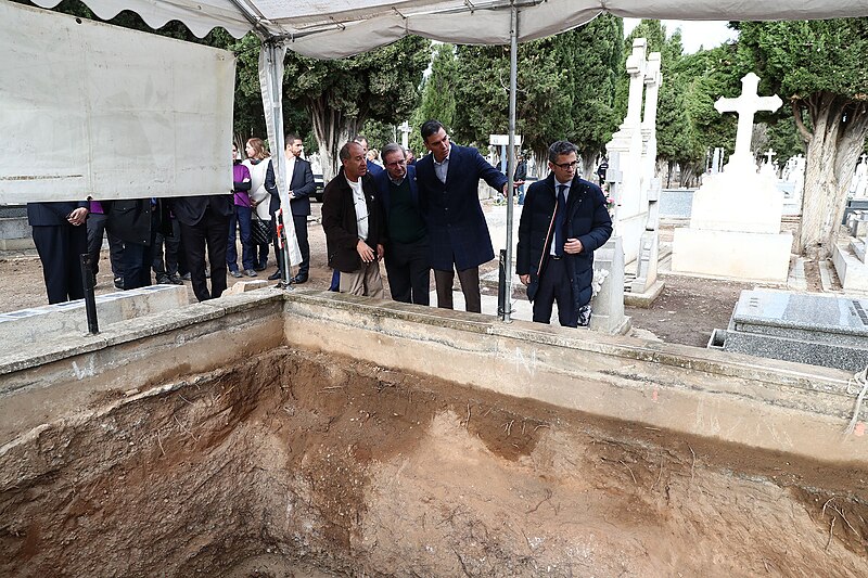 File:Sánchez visita cementerio Carmen fosas.jpg