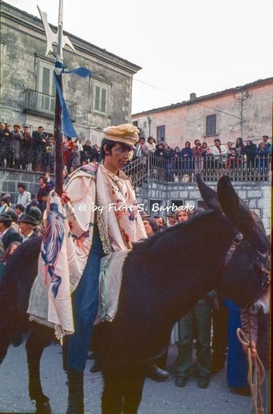 File:Santa Croce del Sannio (BN), 1976, Rappresentazione Carnevalesca- La Pace. (18557239594).jpg