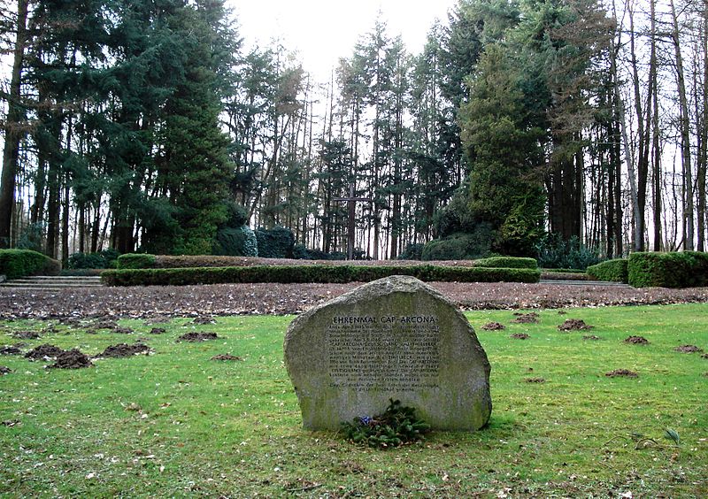 File:Scharbeutz Ehrenfriedhof Cap-Arcona Uebersicht.JPG