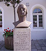 Schiller-monument Oggersheim 2.jpg
