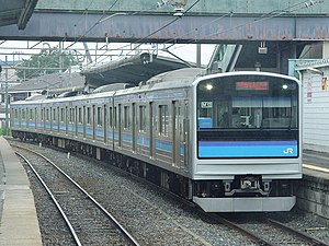 地面月台的多賀城站（日语：多賀城駅）停車中的仙石線用205系列車
