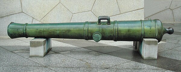 A cannon from Odaiba, now at the Yasukuni Shrine. 80-pound bronze, bore: 250 mm (9.84 in), length: 3,830 mm (150.79 in).