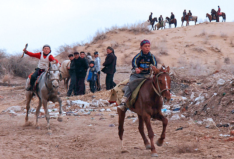 File:Small race in Takhtakupir.jpg