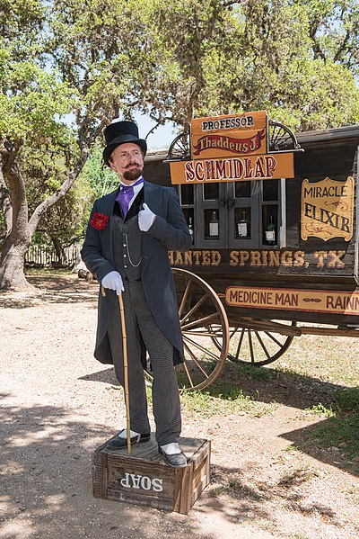 Ficheiro:Snake-oil salesman Professor Thaddeus Schmidlap at Enchanted Springs Ranch, Boerne, Texas, USA 28650a.jpg