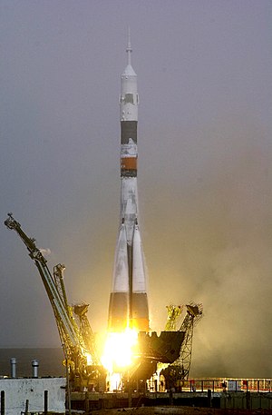 Tên lửa Soyuz-U phóng tàu vũ trụ Soyuz TM-31 từ Bệ phóng 1/5, Sân bay Vũ trụ Baikonur, Kazakhstan.