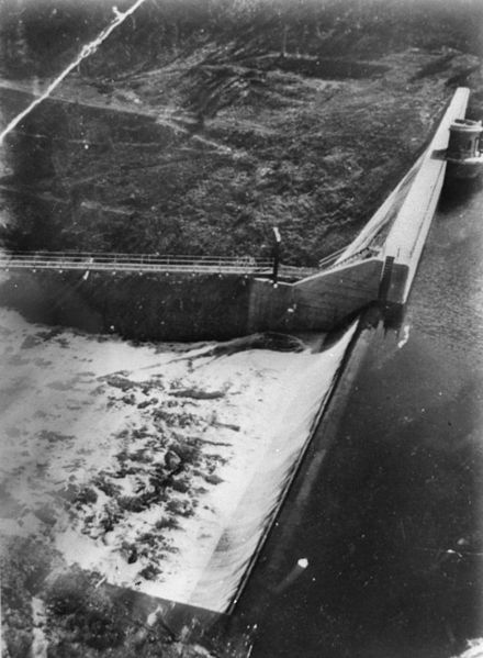 File:StateLibQld 1 136462 Lake Manchester Dam spillway, 1931.jpg