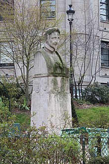 Statue de Ronsard dans le square Auguste-Mariette-Pacha (Paris).