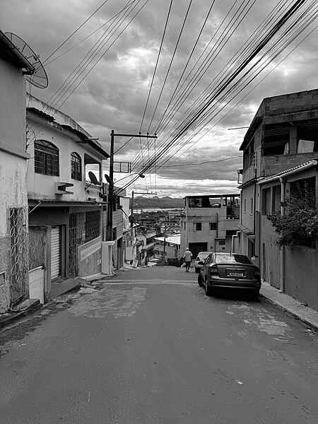 File:Steep street in Colatina (B&W).jpg