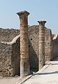 Tiili- ja kivipylväitä Pompejissa