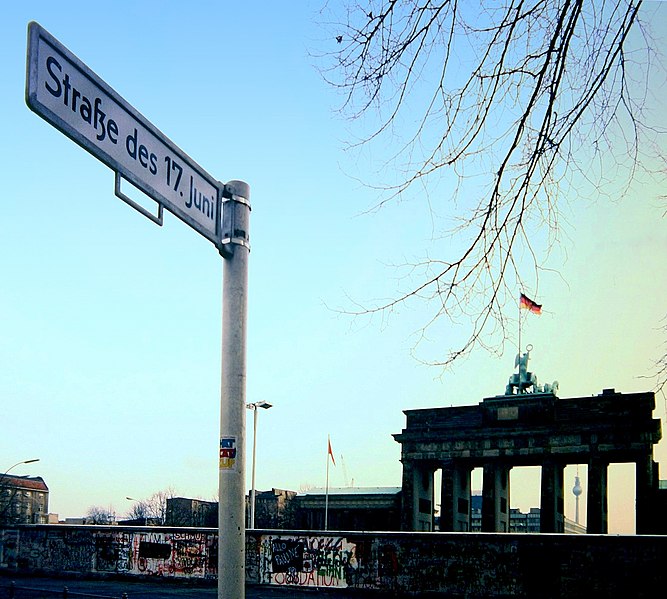 File:Straße des 17. Juni mit Blick auf die Mauer vor dem Brandenburger Tor, 1988.JPG