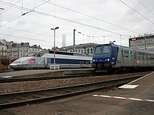 Un TGV (second plan) et une automotrice TER Z2 (premier plan) en gare de Nantes.