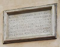 Tablica pamiątkowa Edmunda Wasilewskiego w północnej ścianie kamienicy