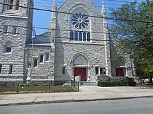 Die Kirche des Allerheiligsten (New Rochelle).jpg