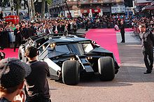Uma fotografia do veículo de Batman, o Tumbler, entre uma multidão na estreia europeia de O Cavaleiro das Trevas em Londres