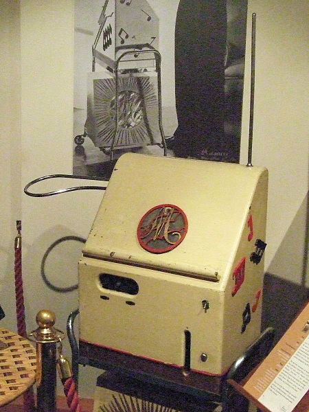 Archivo:Theremin At The Musical Museum, Brentford, London (clip).jpg