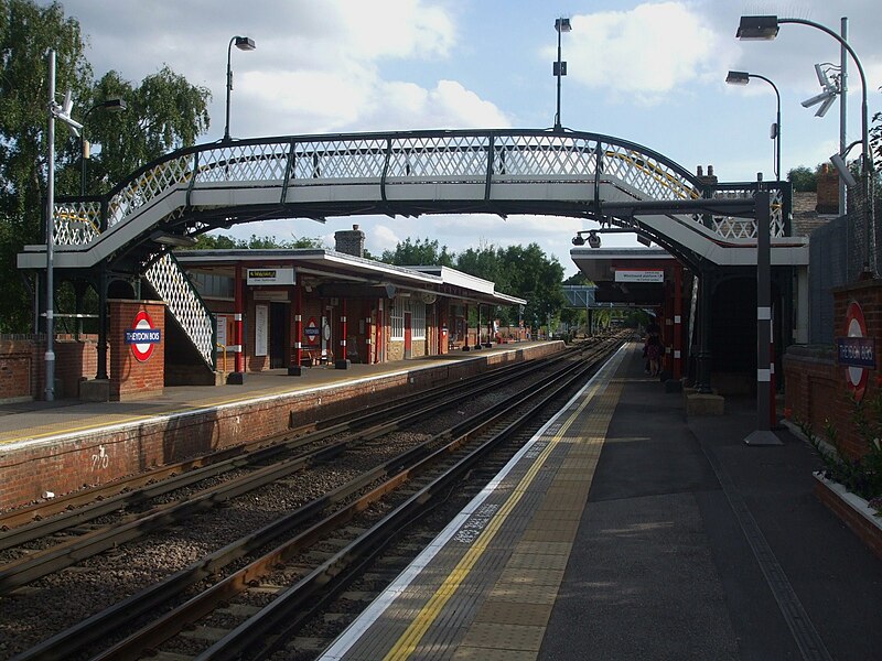 File:Theydon Bois stn look south2.JPG