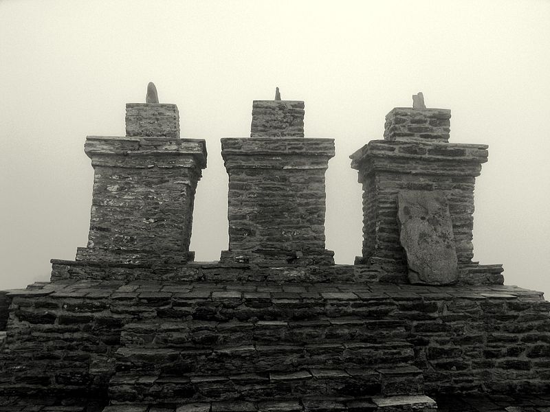 File:Three chortens - rabdentse.jpg