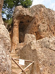 Nécropole étrusque de Sovana taillée à même la colline de tuf (Area del Tufo).