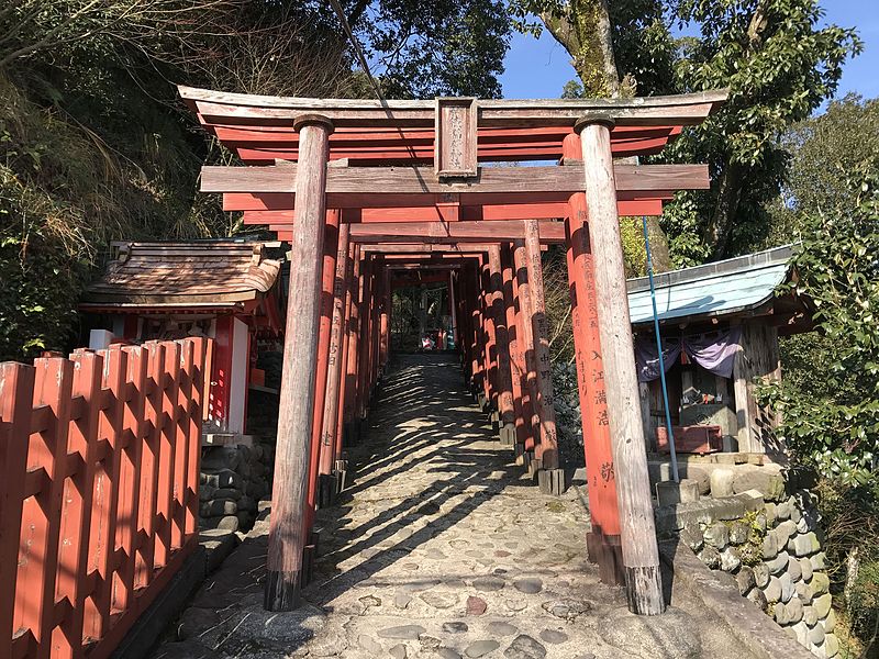 File:Toriis on sando of Okunoin Shrine of Yutoku Inari Shrine.jpg